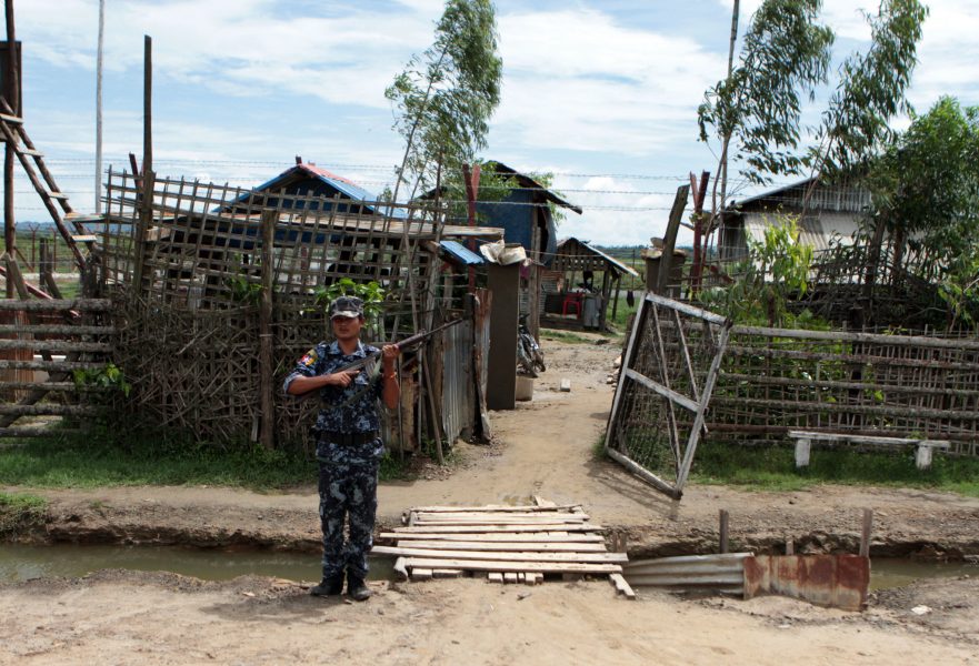 Min Kyi Thein AP/TT | En polis står vakt vid en väg till ett uppsamlingsläger i delstaten Rakhine i norra Myanmar.