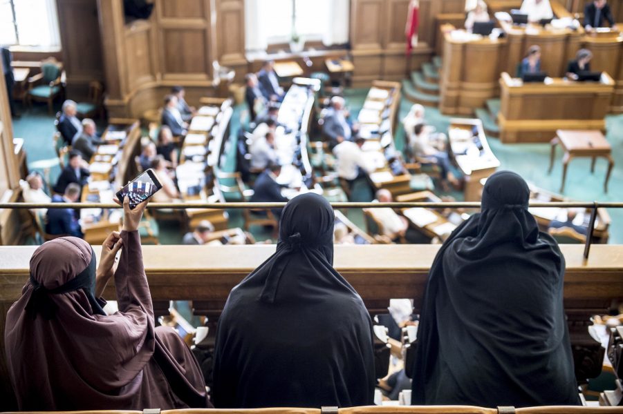 Claus Rasmussen/Ritzau Scanpix/AP/TT | Kvinnor i niqab närvarade i det danska folketinget när lagen mot burka och niqab röstades igenom 31 maj.