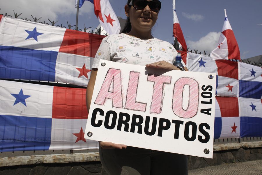 Arnulfo Franco/AP/TT | "Stoppa korruptionen", är budskapet från den här demonstranten, som i mars i år protesterade mot Panamas ex-president Ricardo Martinelli.