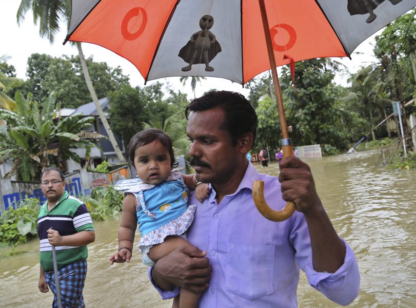 Aijaz Rahi/TT | En man och ett barn räddas från översvämningarna i Chengannur i den Sydindiska delstaten Kerala - de värsta på 100 år.