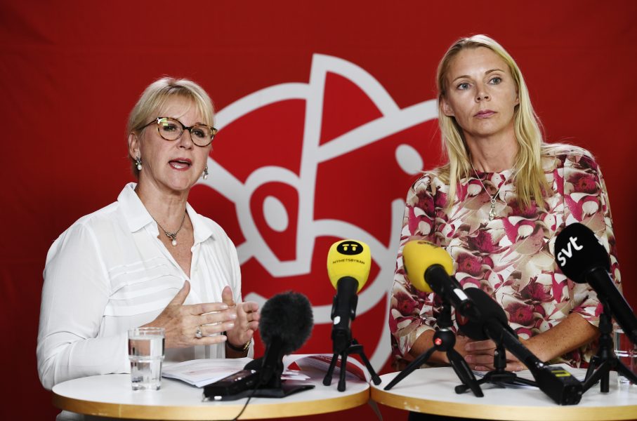 Henrik Montgomery/TT | Utrikesminister Margot Wallström (S) och Socialdemokraternas klimatpolitiska talesperson Åsa Westlund (S) presenterar förslag på klimatområdet.