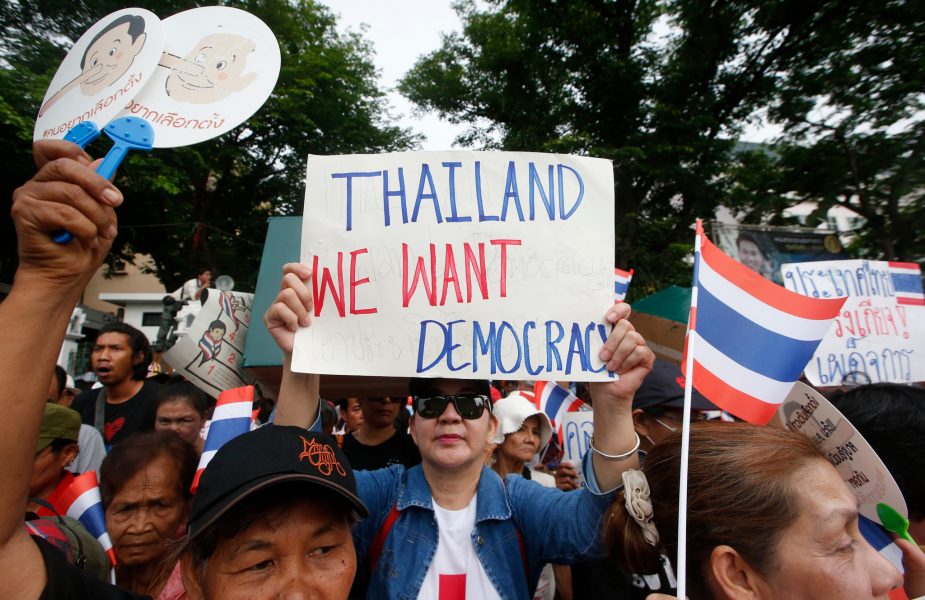 Sakchai Lalit/TT | Demokratiförkämpar demonstrerar i Thailands huvudstad Bangkok på årsdagen för militärkuppen 2014.