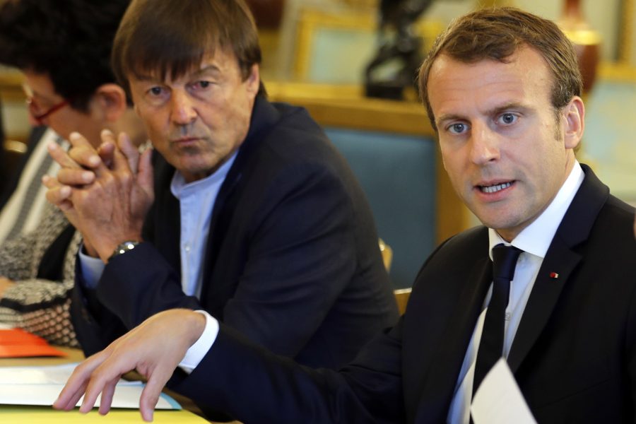 Philippe Wojazer/AP/TT | Nicolas Hulot (till vänster) tillsammans med Frankrikes president Emmanuel Macron.