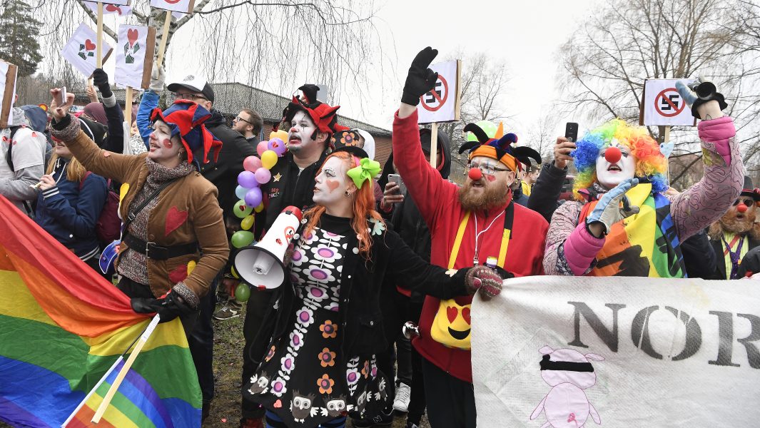 Ulf Palm/TT | We are-nätverket agerar vid demonstrationer, som vid den här i Ludvika, under namnet ”Clowner mot rasism”.