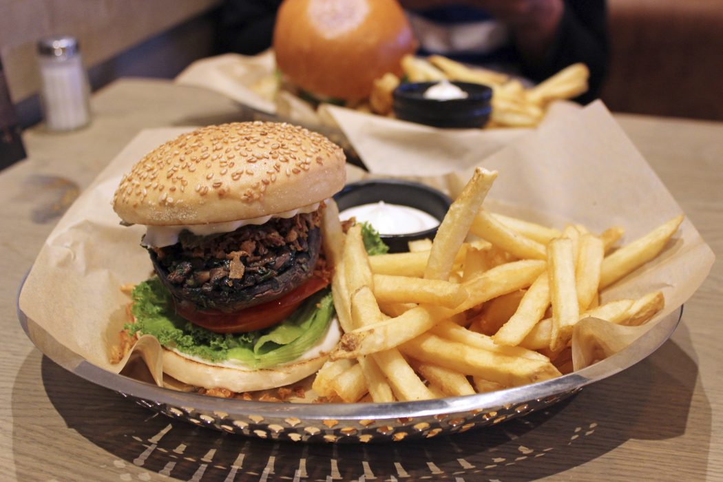 Jenny Luks | På Lucy’s i Västra Eriksberg, precis bredvid småbåtshamnen, serveras två sorters veganburgare.