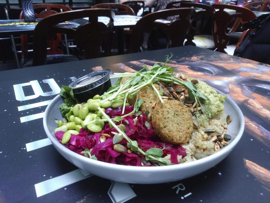 Jenny Luks | Salladstallrik med falafel och mängder med tillbehör mättar gott på Café Sirius.