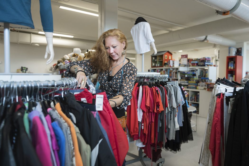 Lina-Marie Öhgren jobbar på Myrorna i Stockholm, är ensamstående mamma och handlar själv mycket i andra hand.