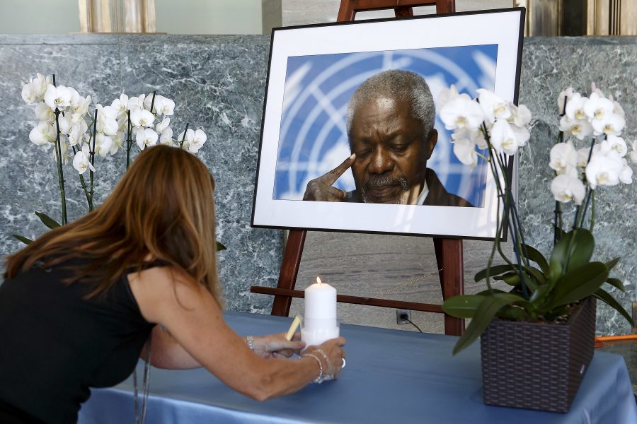 Salvatore Di Nolﬁ/AP | En medarbetare vid FN:s Europahögkvarter i Genève tänder ett ljus för den tidigare generalsekreteraren Koﬁ Annan som gick bort den 18 augusti .