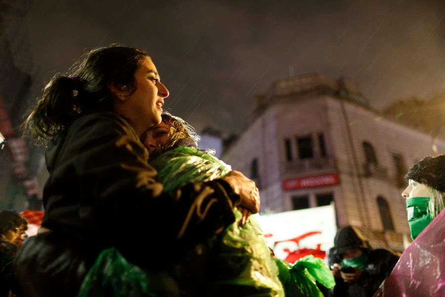 Natacha Pisarenko/AP/TTTamara Deisel kramas om av vännen Florencia Buena, båda aborträttsförespråkare, medan de står i regnet utanför kongressen i Buenos Aires och väntar på omröstningen.