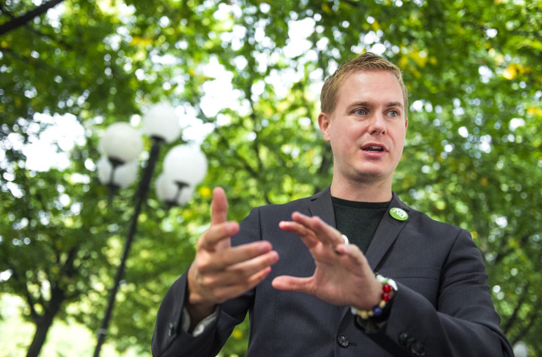 Hanna Franzén/TT | Miljöpartiets språkrör Gustav Fridolin (MP) presenterar ett vallöfte om förbättringar av kollektivtrafiken under en pressträff i Stockholm.