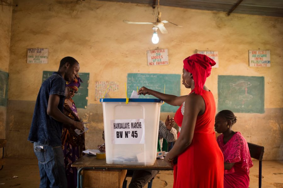 Annie Risemberg/AP/TT | Malierna röstade på söndagen i en andra omgång av landets presidentval.