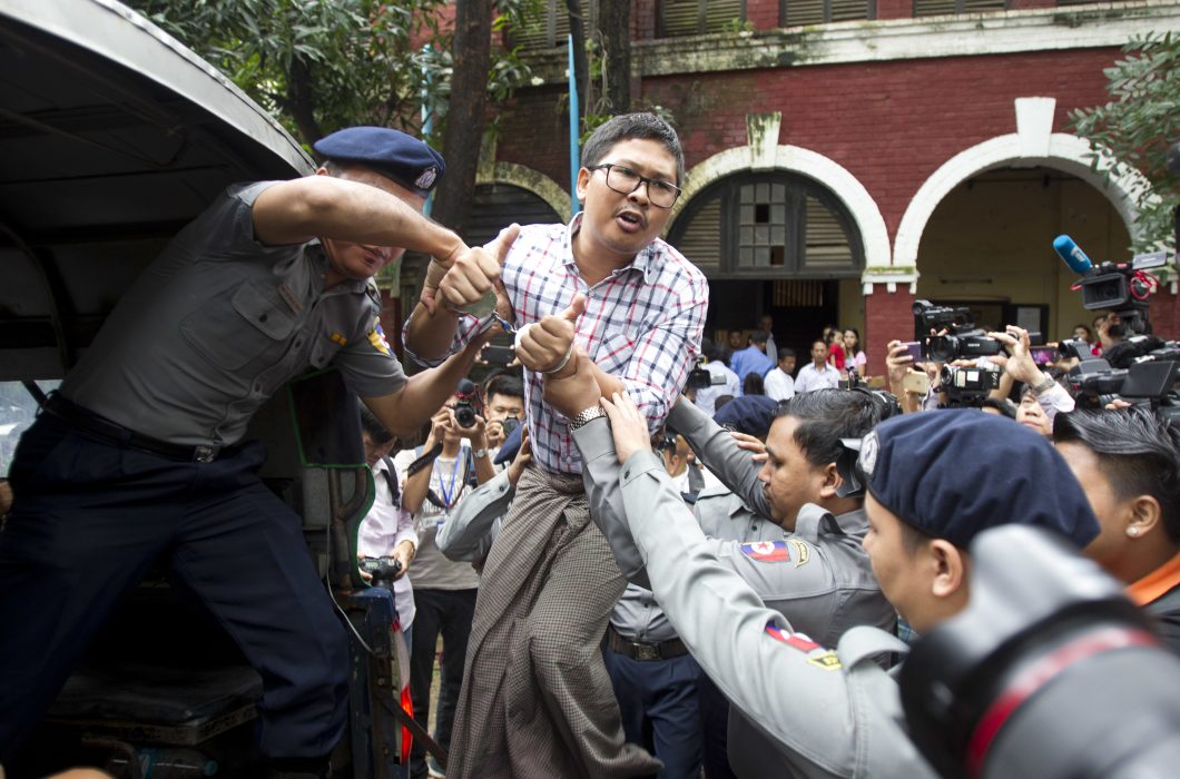 Thein Zaw/AP/TT | Reutersjournalisten Wa Lone pratar med journalister utanför domstolen i storstaden Rangoon för en vecka sedan, den 20 augusti.