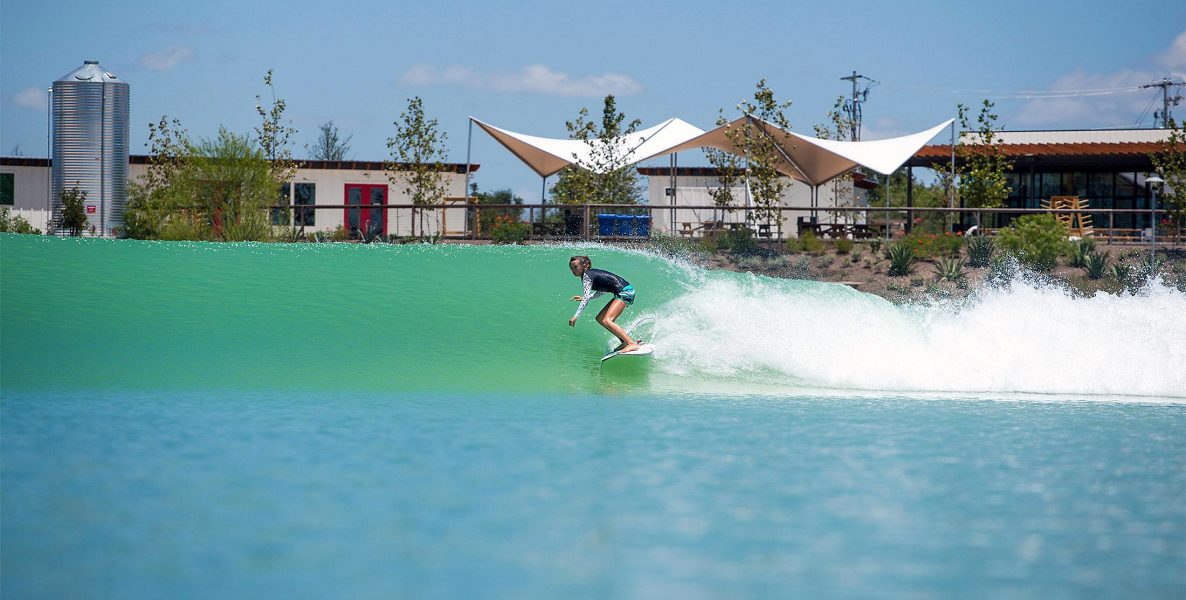 Företaget Wavegarden tillverkar konstgjorda surfanläggningar där en plog under vattnet trycker fram en våg i poolen.