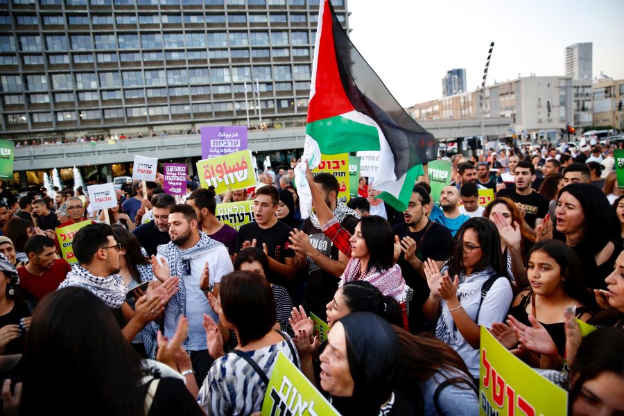 Ariel Schalit/AP/TT | Lördagens protest i Tel Aviv mot en ny lag som slår fast att Israel är en judisk stat.