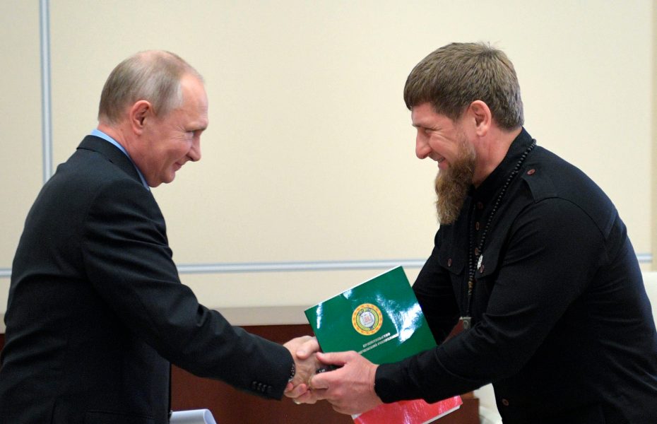 Alexei Druzhinin/AP/TT Tjetjeniens ledare Ramzan Kadyrov (till höger) vid ett möte med Rysslands president Vladimir Putin tidigare i år.