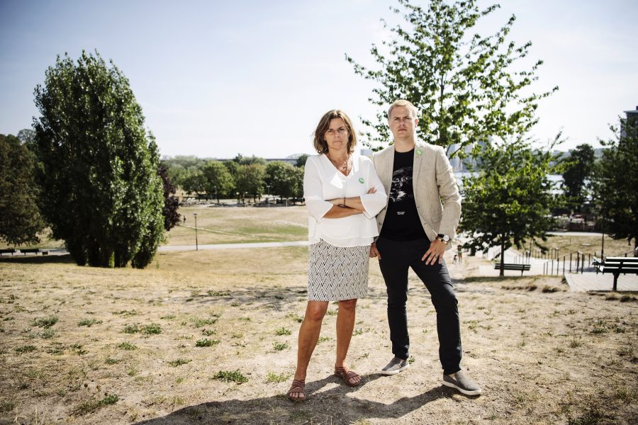 Erik Simander/TT Miljöpartiets språkrör Isabella Lövin och Gustav Fridolin försöker lyfta klimatfrågan bland solbadarna i Tantolunden i Stockholm.