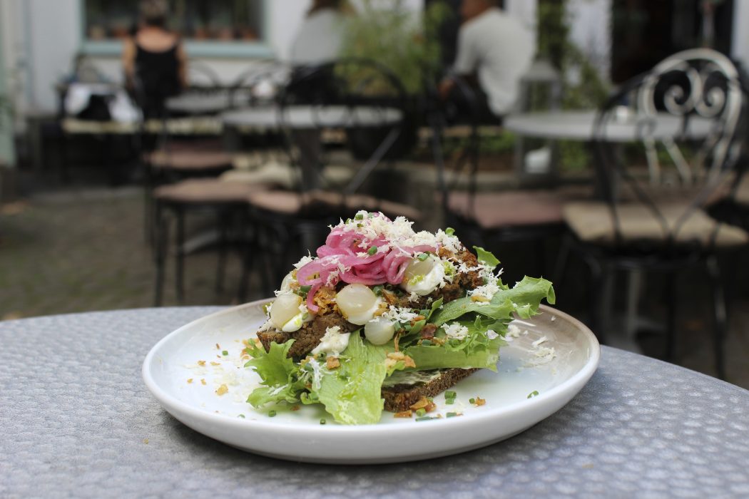 Jenny Luks | Veganskt smörrebröd tillhör inte vanligheterna, men det går att avnjuta på Kafé Höga Nord.