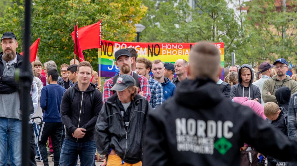 Adam Ihse/TT | Motdemonstranter med regnbågsflaggan under NMR:s torgmöte i Kungälv.