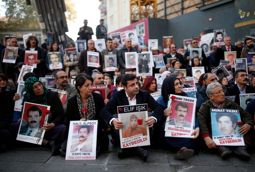 Emrah Gurel AP/TT | Lördagsmödrarnas möte i Istanbul 2015, då företrädare för pro-kurdiska partiet HDP deltog i protesten.