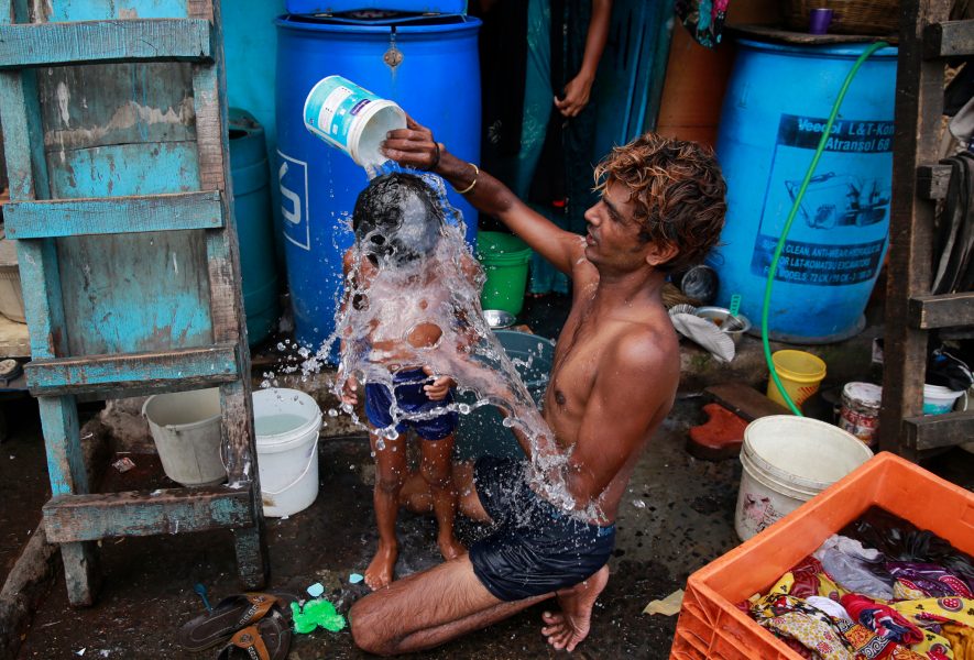 Rafiq Maqbool/AP Photo/TT | Efter en dag med temparaturer upp till 51 grader i Mumbai, Indien, behövs det svalkande vatten.