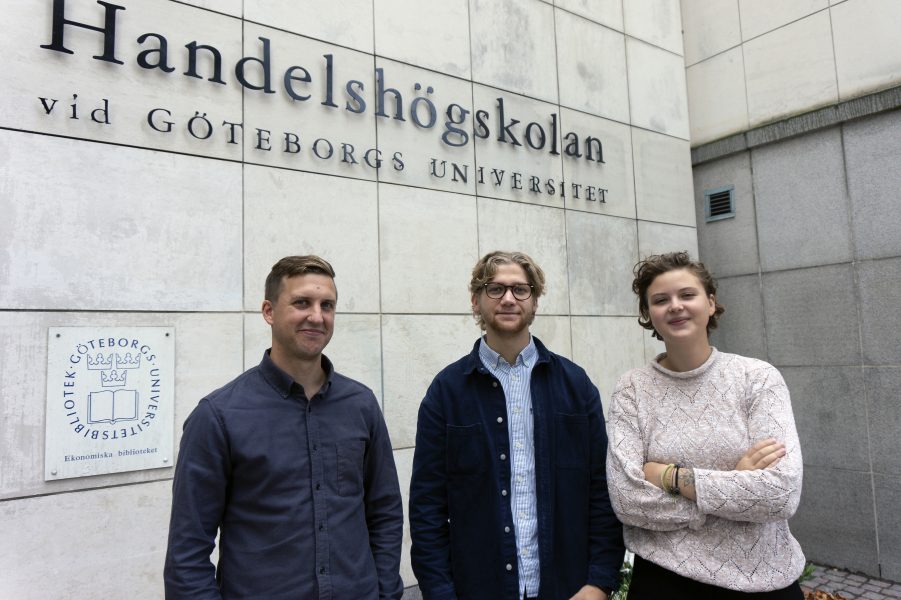 Mattias Sundemo, Tobias Nilsson och Felicia Edström Jansson tycker att Handelshögskolan är på rätt väg inom hållbarhetsfrågorna.