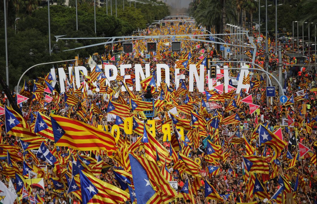 Demonstranter fyller avenyn Avinguda Diagonal i Barcelona för att fira Kataloniens nationaldag "La Diada".