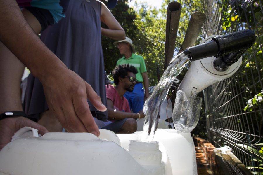 Halden Krog/AP/TT Invånare i Kapstaden har i månader burit vatten för att komplettera de knappt tilltagna vattenransonerna i ledningsnätet.