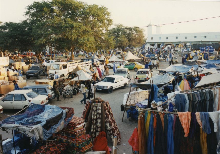 Ett torg i Mauretanien, där fordonsparken delvis består av begagnade bilar från Frankrike, Tyskland och andra europeiska länder.