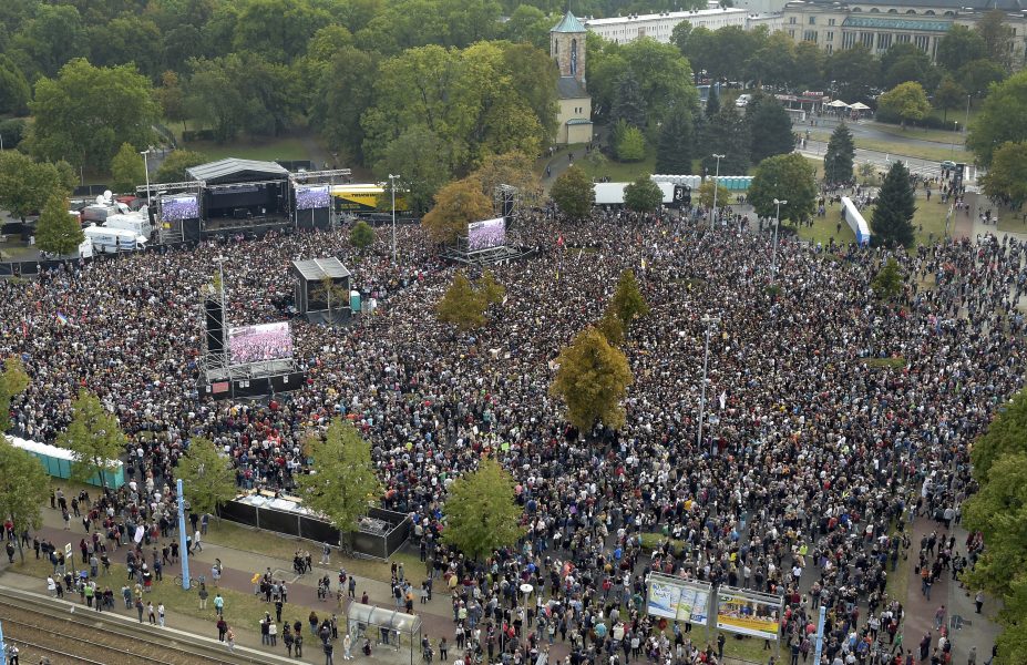 Jens Meyer/AP/TT | Tusentals besökare samlades för att närvara vid en antirasistisk konsert i tyska Chemnitz.