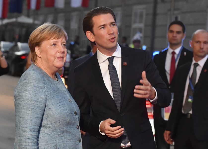 Tysklands förbundskansler Angela Merkel och Österrikes Sebastian Kurz på väg in till EU-toppmötet i Salzburg.
