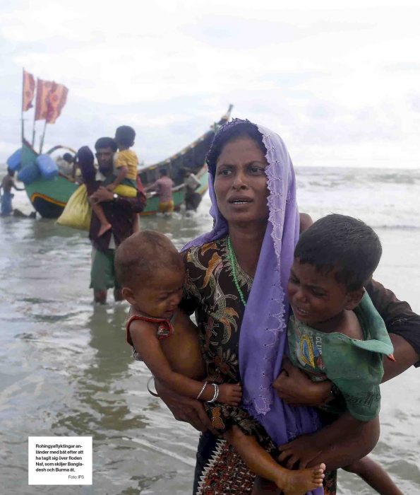 Rohingyaflyktingar anländer med båt efter att ha tagit sig över floden Naf, som skiljer Bangladesh och Burma åt.