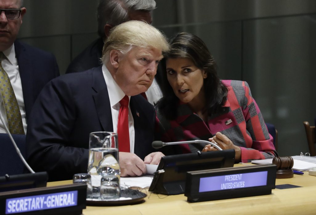 Evan Vucci/AP | Donald Trump tillsammans med USA:s FN-ambassadör Nikki Haley.