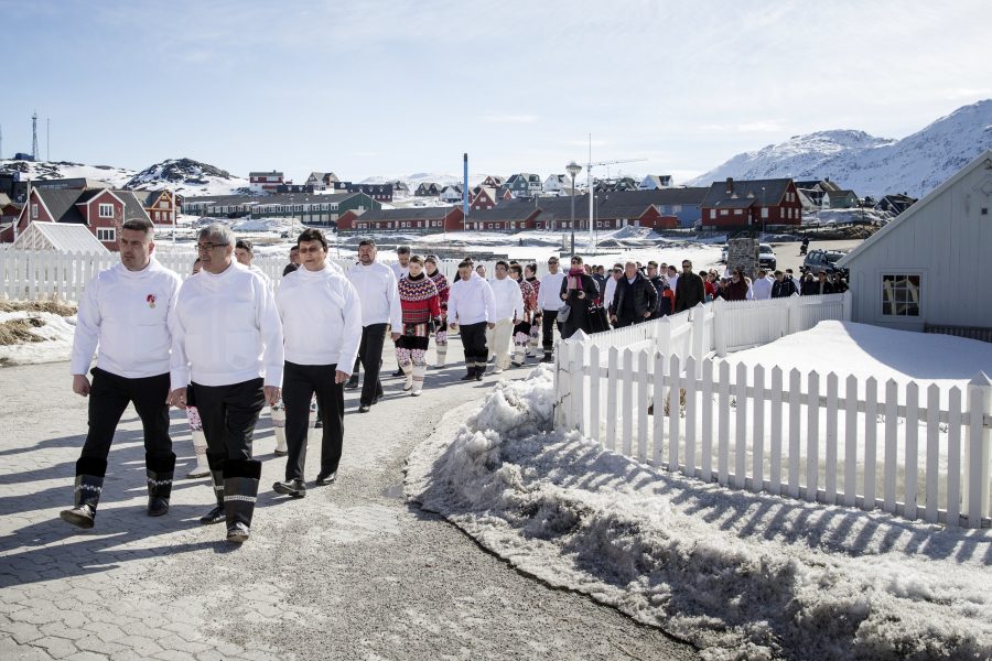 Kim Kielsen till höger längst fram i en procession med ledamöter i det lokala parlamentet på Grönland.