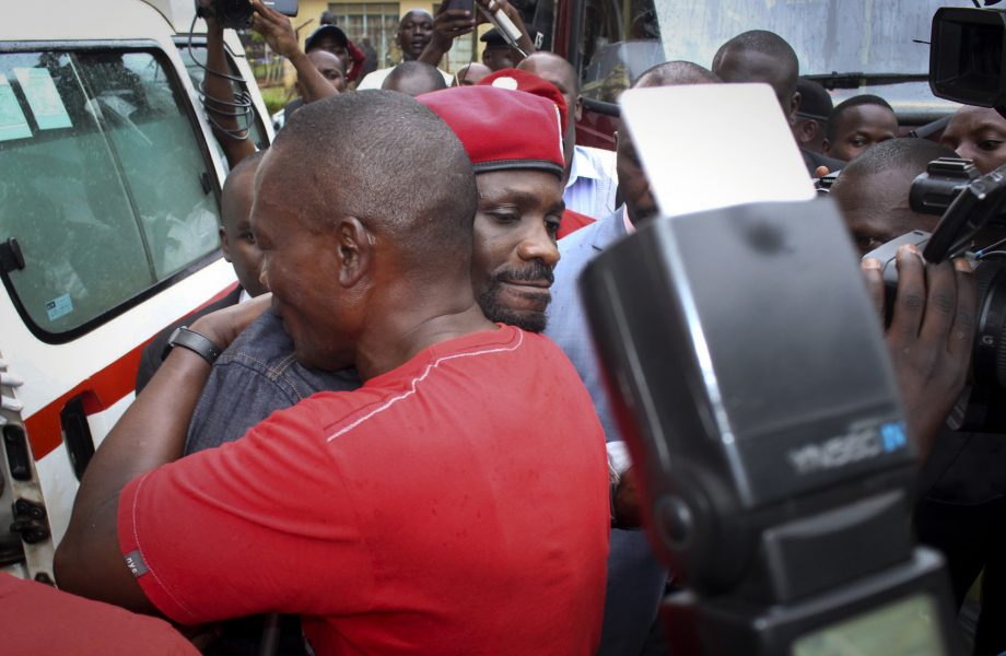 STR/AP/TT | Den ugandiske politikern och popstjärnan Robert Kyagulayi, alias Bobi Wine, kramas om av en supporter efter att ha släppts fri mot borgen.