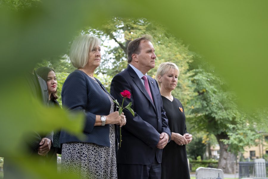 Jessica Gow/TT | Ulla Löfven, statsminister Stefan Löfven (S) och utrikesminister Margot Wallström (S) besöker Anna Lindhs grav på Katarina kyrkogård i Stockholm.
