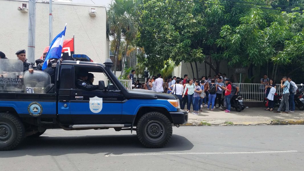 Säkerhetsstyrkor omringade förra veckan denna protest som hade organiserats av medicinstudenter i staden León, nio mil väster om huvudstaden Managua.