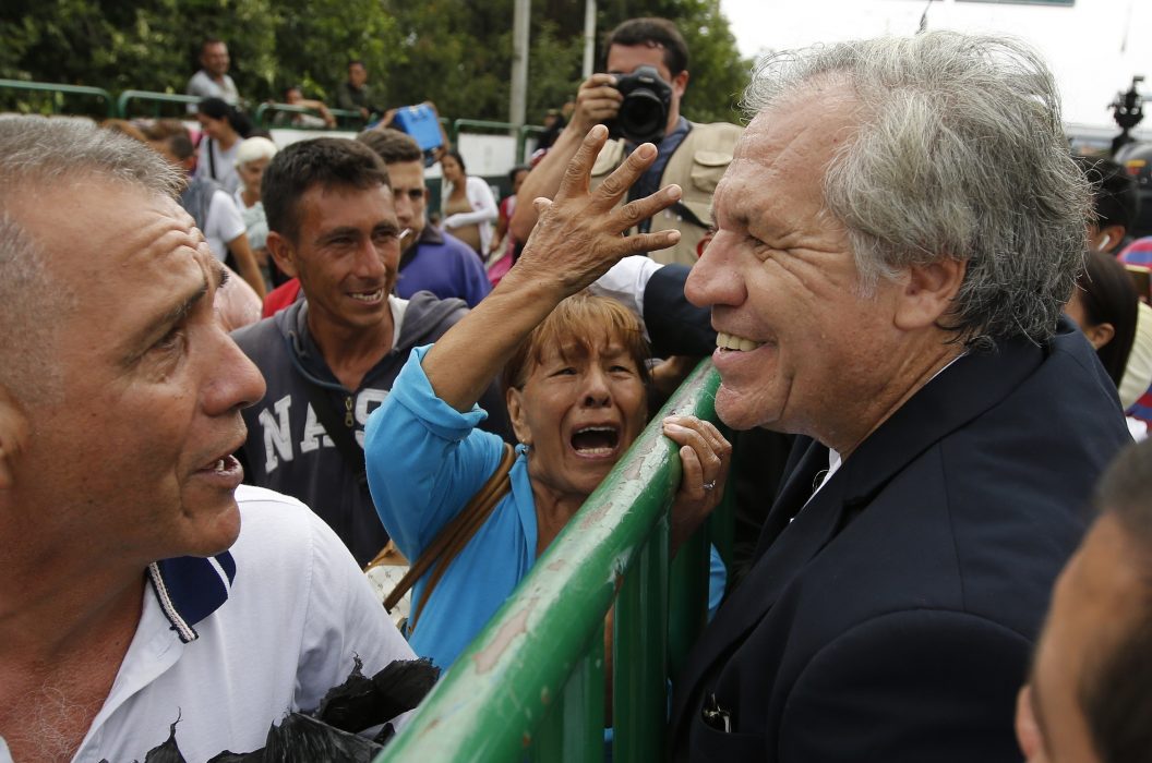Luis Almagro pratar med venezuelanska migranter i La Parada utanför Cúcuta, vid gränspassagen Venezuela-Colombia.