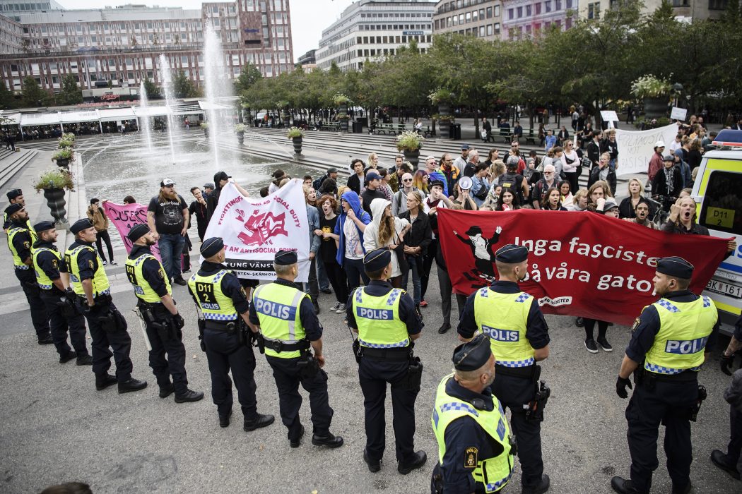Erik Simander/TT | Motdemonstranter under Alternativ för Sveriges valkampanj i Kungsträden i Stockholm.