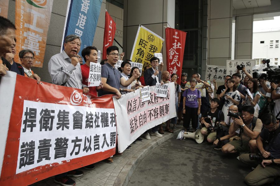 Aktivister utanför polisens högkvarter i Hongkong i juli i år.