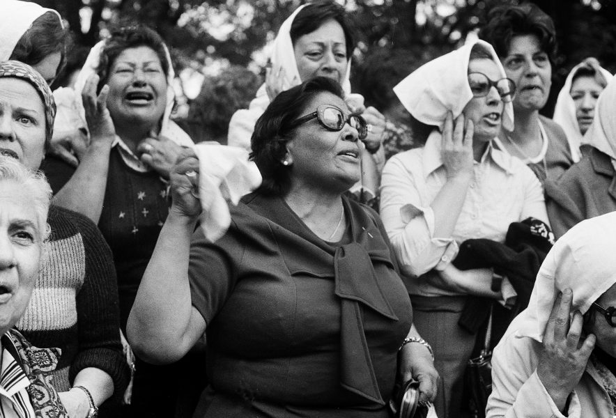 De galna mödrarna vid Plaza de Mayo har i över 40 års tid demonstrerat utanför presidentpalatset, med krav på att få reda på vad som hänt med sina anhöriga under diktaturens "smutsiga krig" mot Argentinas oppositionella.