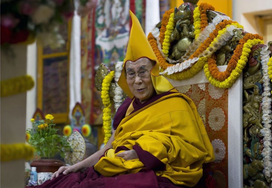 Ashwini Bhatia/AP/TT | För Dalai Lama är det självklart att längta efter att återvända till Tibet, och han tänker sig nog att alla flyktingar vill tillbaka till länderna de har flytt ifrån när läget lugnar ner sig.