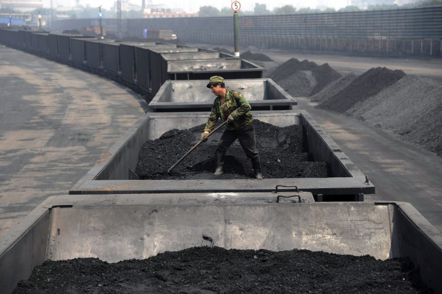 Kina står för de överlägset största koldioxidutsläppen av alla länder, en effekt av landets satsning på kolkraft.