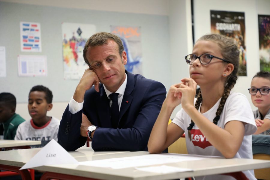 Frankrikes president Emmanuel Macron har bekymmer på hemmaplan, där hans popularitet stadigt sjunker.