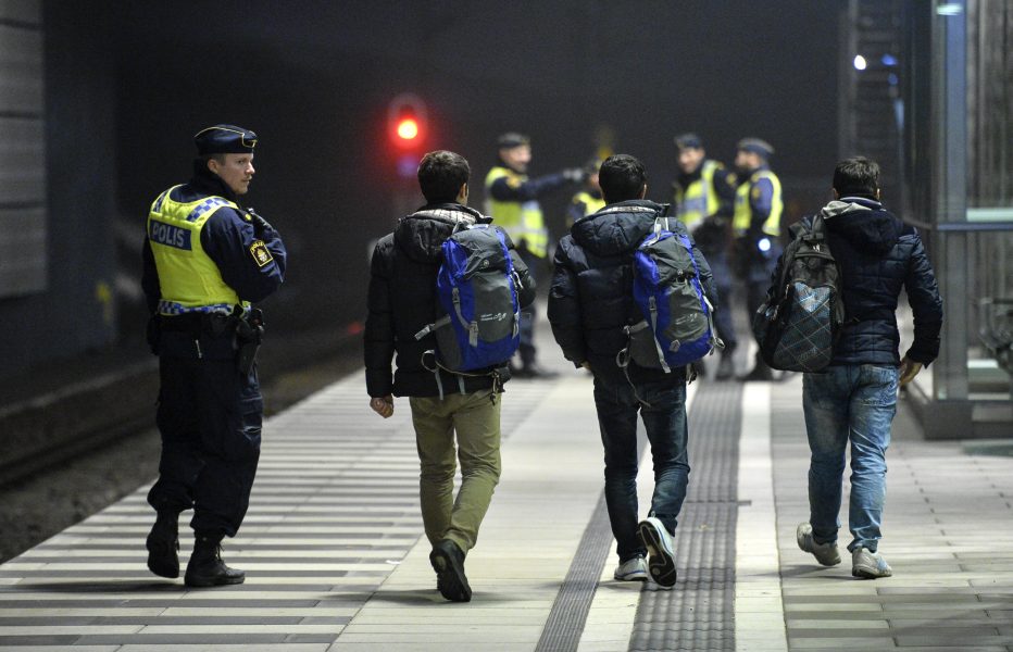 Johan Nilsson/TT | Polis eskorterar asylsökande från ett Öresundståg som stannat vid Hyllie station utanför Malmö efter genomförd gränskontroll hösten 2015.