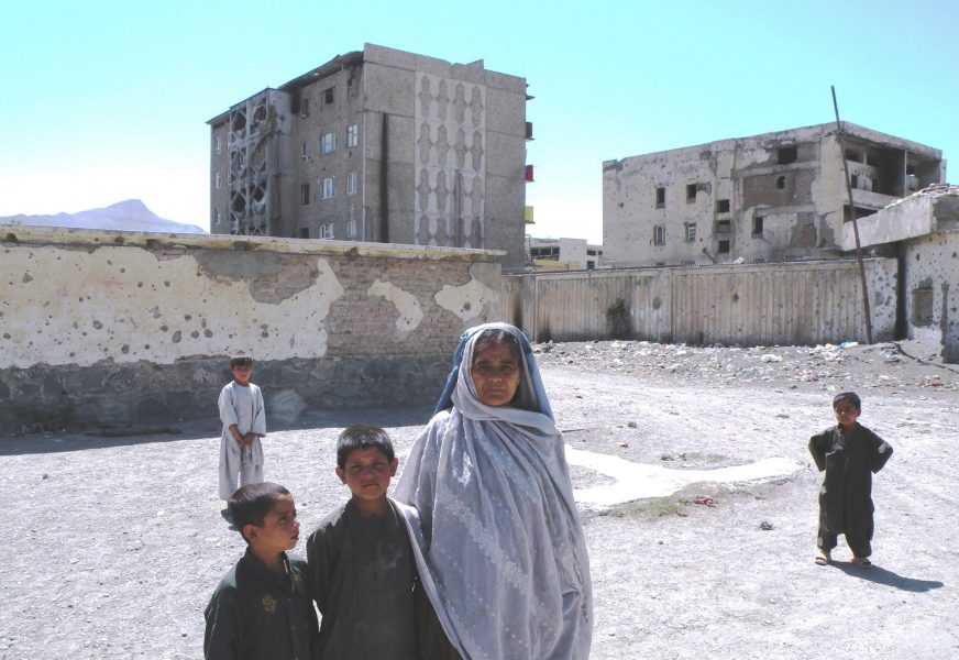 En kvinna och hennes barn i utkanten av Kabul.