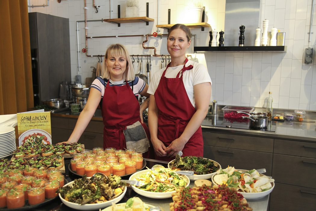 Anna Velander Gisslén | Alice och Linn uppmuntrar alla att ta vara på det som finns i kylen och att äta efter säsong.