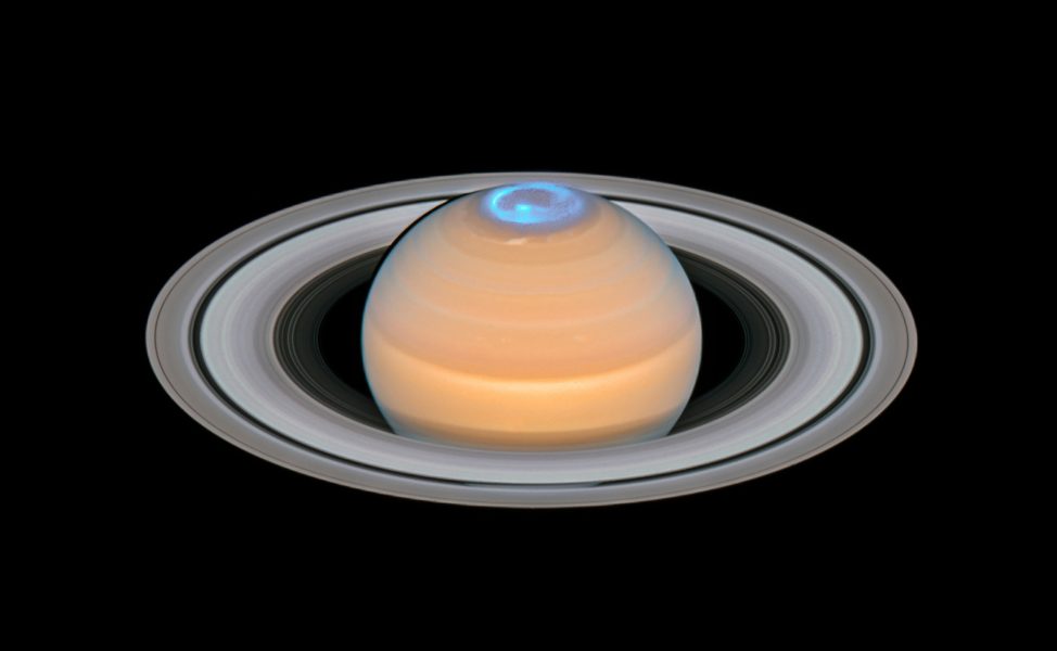 Med hjälp av Hubbleteleskopet har astronomer tagit de bästa bilderna hittills av de norrsken som stormar vid Saturnus nordpol.