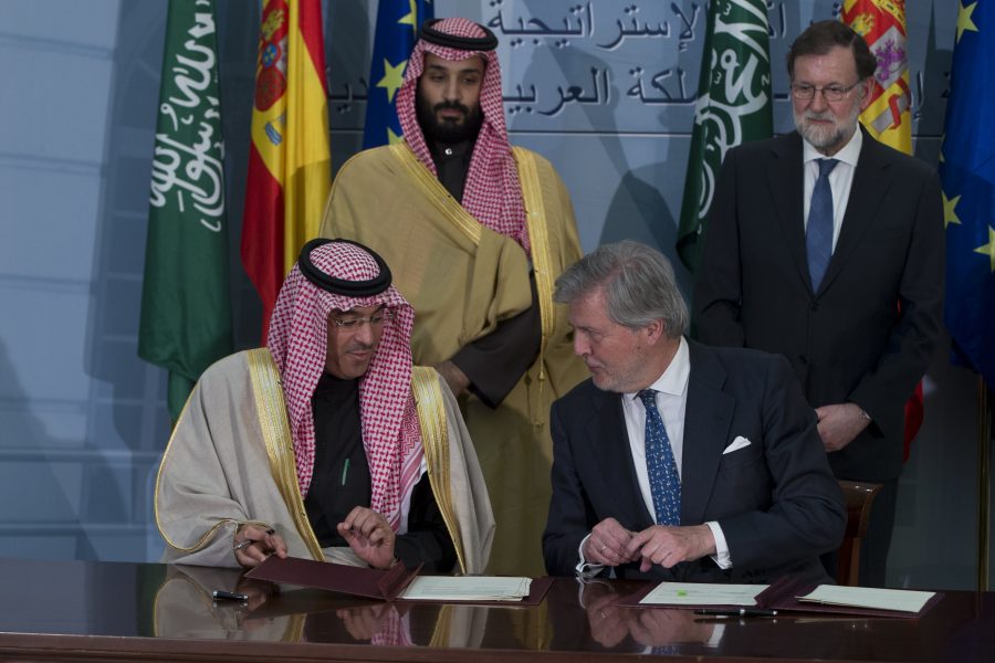 Spaniens tidigare utrikesminister Alfonso Dastis skriver under ett avtal med sin saudiske motpart framför Saudiarabiens kronprins Mohammed bin Salman och Spaniens ex-premiärminister Mariano Rajoy i Madrid i april.