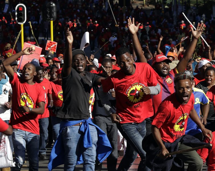 Themba Hadebe/AP/TT | Arbetarrörelsen i Sydafrika kämpar för bättre löner och villkor.