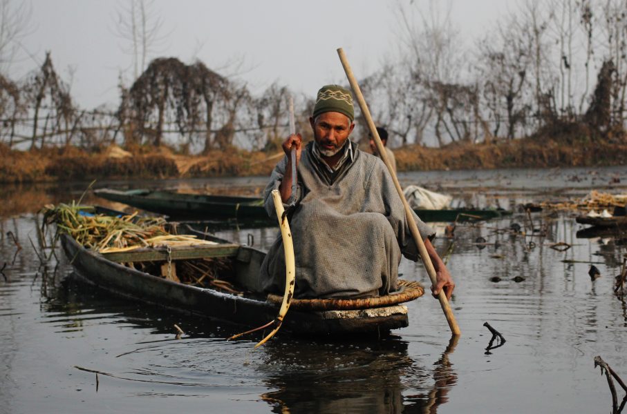 Fiskaren Fayaz Ahmad Khanday livnär sig på att fiska i Wullar Lake i indiska Kashmir, där fångsterna har minskat drastiskt på senare år.